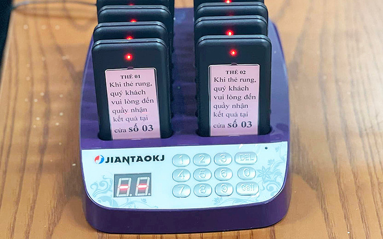 Thiết bị thẻ rung thông minh được tuổi trẻ Dương Xá cung cấp cho bà con trong quá trình giải quyết thủ tục hành chính. Thiết bị thẻ rung thông minh được tuổi trẻ Dương Xá cung cấp cho bà con trong quá trình giải quyết thủ tục hành chính.