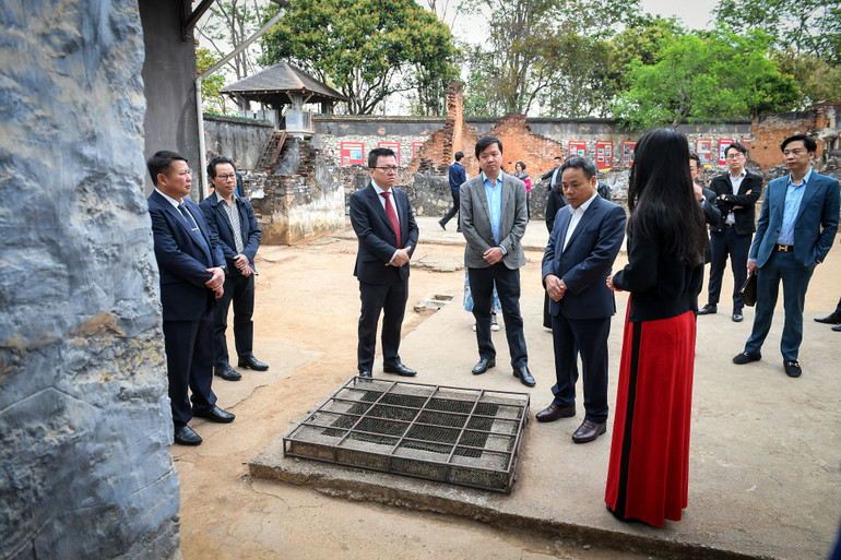 [Ảnh] Đoàn công tác Báo Nhân Dân dâng hương tại Đền thờ Bác Hồ và thăm Khu di tích Nhà tù Sơn La ảnh 6