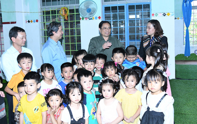 Thủ tướng Phạm Minh Chính với các cô giáo và cháu học sinh Trường mầm non Măng Đen