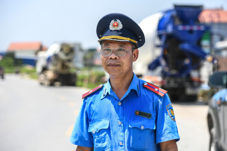 Gương mặt sạm đi vì nắng và lấm tấm mồ hôi của một thanh tra giao thông.