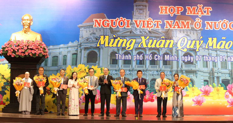 Lãnh đạo Thành phố trao tặng Huy hiệu Thành phố Hồ Chí Minh cho các cá nhân tiêu biểu.