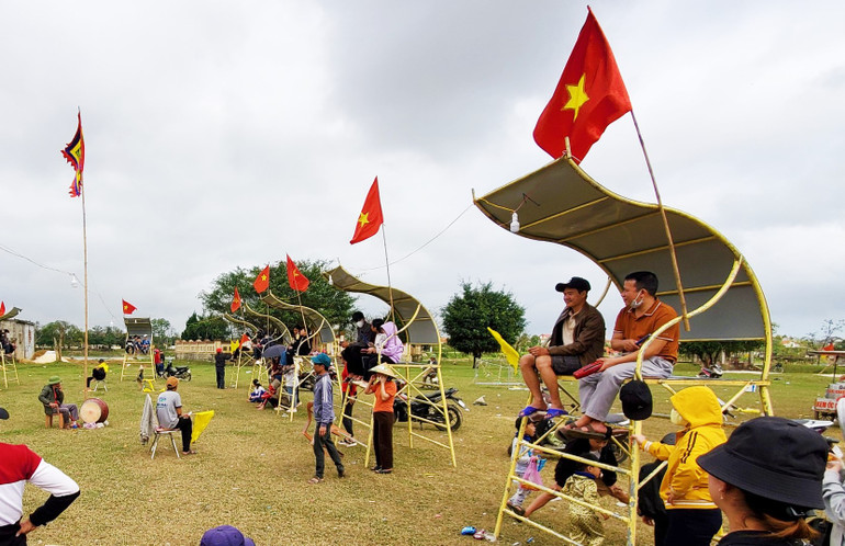 Bài chòi- di sản văn hóa phi vật thể nhân loại của miền trung được tổ chức trong lễ hội chùa Hoằng Phúc. Bài chòi- di sản văn hóa phi vật thể nhân loại của miền trung được tổ chức trong lễ hội chùa Hoằng Phúc.