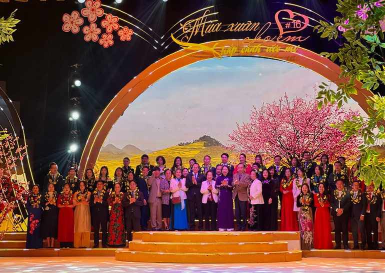 Các nhà tài trợ tiêu biểu chụp ảnh kỷ niệm cùng Phó Chủ tịch nước Võ Thị Ánh Xuân trong chương trình.
