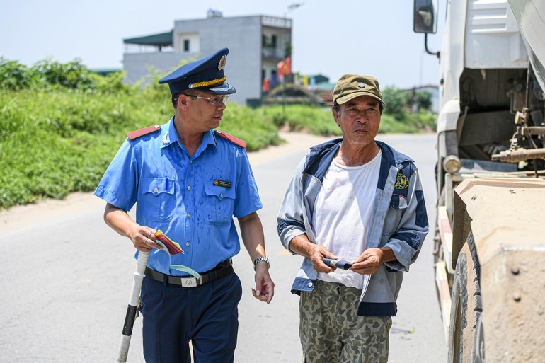 Nhiều trường hợp, người điều khiển phương tiện quá khổ quá tải tìm cách... câu giờ, không xuất trình giấy tờ khiến cho công việc của các thanh tra giao thông trở nên khó khăn hơn.