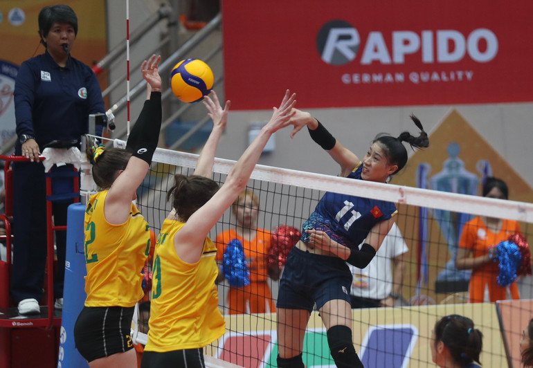 Đội tuyển Việt Nam 1 (áo xanh) thắng dễ Australia 3-0 (Ảnh: Đoàn Tuấn).