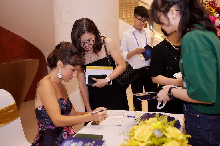 Giọng nữ cao Corinne Winters giao lưu và ký tặng khán giả sau đêm diễn