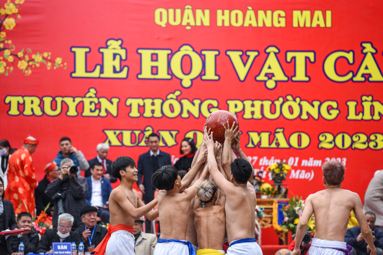 Hội vật cầu làng Thúy Lĩnh có từ thời vua Lý Thánh Tông (1054-1072), gắn với huyền tích về Thái tử Linh Lang, con trai thứ tư của Vua Lý Thánh Tông. Tương truyền, ông thường tổ chức hội vật cầu để quân sĩ vui chơi dịp Tết đến, Xuân về và rèn luyện sức khỏe. Hội vật cầu làng Thúy Lĩnh có từ thời vua Lý Thánh Tông (1054-1072), gắn với huyền tích về Thái tử Linh Lang, con trai thứ tư của Vua Lý Thánh Tông. Tương truyền, ông thường tổ chức hội vật cầu để quân sĩ vui chơi dịp Tết đến, Xuân về và rèn luyện sức khỏe.