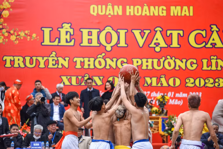 Hội vật cầu làng Thúy Lĩnh có từ thời vua Lý Thánh Tông (1054-1072), gắn với huyền tích về Thái tử Linh Lang, con trai thứ tư của Vua Lý Thánh Tông. Tương truyền, ông thường tổ chức hội vật cầu để quân sĩ vui chơi dịp Tết đến, Xuân về và rèn luyện sức khỏe. Hội vật cầu làng Thúy Lĩnh có từ thời vua Lý Thánh Tông (1054-1072), gắn với huyền tích về Thái tử Linh Lang, con trai thứ tư của Vua Lý Thánh Tông. Tương truyền, ông thường tổ chức hội vật cầu để quân sĩ vui chơi dịp Tết đến, Xuân về và rèn luyện sức khỏe.