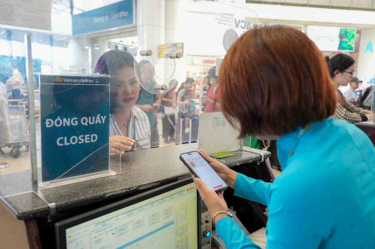 Hành khách sử dụng VNEID để làm thủ tục check-in tại quầy thủ tục. (Ảnh: SƠN BÁCH) Hành khách sử dụng VNEID để làm thủ tục check-in tại quầy thủ tục. (Ảnh: SƠN BÁCH)