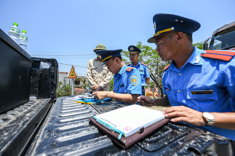 Đối với các trường hợp vi phạm, lực lượng thanh tra giao thông kiên quyết lập biên bản xử phạt.