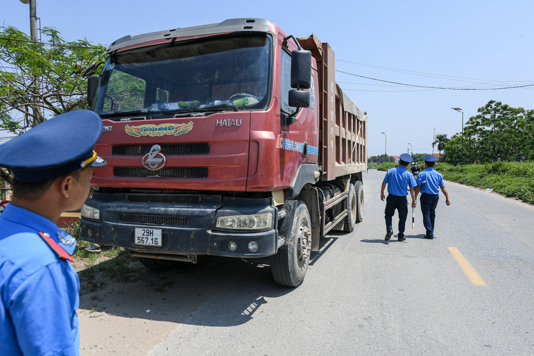 Theo Trung tâm Dự báo Khí tượng thủy văn Quốc gia, nhiều ngày qua, ở khu vực đồng bằng, trung du Bắc Bộ có nắng nóng, có nơi nắng nóng gay gắt với nhiệt độ phổ biến 35-37 độ, có nơi trên 38 độ. Độ ẩm tương đối thấp phổ biến 45-65%.