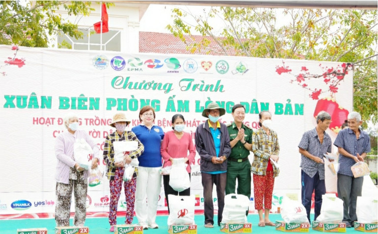 Tặng quà nhân dân huyện Cần Giờ.