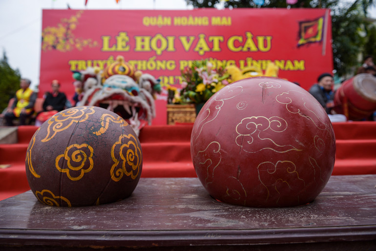 Những quả cầu son được làm từ gỗ mít sơn son thếp vàng với các kích thước phù hợp với phần thi ở các lứa tuổi. Quả cầu 10kg dành cho lứa tuổi dưới 12 và dưới 17, quả cầu nặng nhất 20kg dành cho thanh niên trên 18 tuổi. Những quả cầu son được làm từ gỗ mít sơn son thếp vàng với các kích thước phù hợp với phần thi ở các lứa tuổi. Quả cầu 10kg dành cho lứa tuổi dưới 12 và dưới 17, quả cầu nặng nhất 20kg dành cho thanh niên trên 18 tuổi.