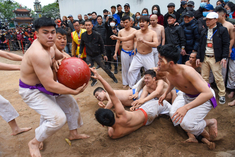 Chiều 27/1 (mùng 6 Tết) diễn ra trận chung kết cho thanh niên trên 18 tuổi. Trận đấu diễn ra hết sức quyết liệt giữa 4 đội mạnh nhất. Chiều 27/1 (mùng 6 Tết) diễn ra trận chung kết cho thanh niên trên 18 tuổi. Trận đấu diễn ra hết sức quyết liệt giữa 4 đội mạnh nhất.