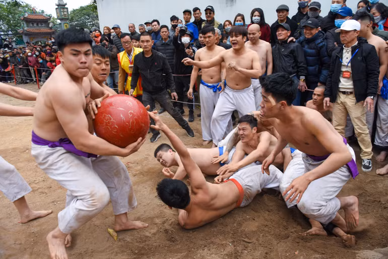 Chiều 27/1 (mùng 6 Tết) diễn ra trận chung kết cho thanh niên trên 18 tuổi. Trận đấu diễn ra hết sức quyết liệt giữa 4 đội mạnh nhất. Chiều 27/1 (mùng 6 Tết) diễn ra trận chung kết cho thanh niên trên 18 tuổi. Trận đấu diễn ra hết sức quyết liệt giữa 4 đội mạnh nhất.