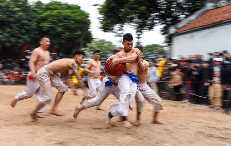 Trong cuộc sống, mọi người là bạn bè, người thân, hàng xóm nhưng khi đã lên sân vật thì đều là đối thủ của nhau; những pha giằng co, chạy cầu vô cùng gay cấn tạo nên bầu không khí lễ hội náo nhiệt, hồi hộp. Trong cuộc sống, mọi người là bạn bè, người thân, hàng xóm nhưng khi đã lên sân vật thì đều là đối thủ của nhau; những pha giằng co, chạy cầu vô cùng gay cấn tạo nên bầu không khí lễ hội náo nhiệt, hồi hộp.