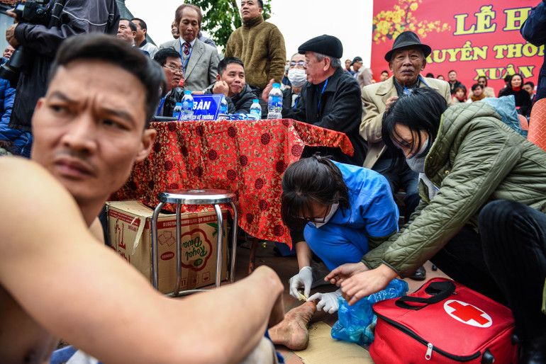 Trận đấu diễn ra quyết liệt không tránh khỏi những chấn thương ngoài da. Đội ngũ y tế của giải luôn sẵn sàng sơ cứu cho các cầu thủ. Trận đấu diễn ra quyết liệt không tránh khỏi những chấn thương ngoài da. Đội ngũ y tế của giải luôn sẵn sàng sơ cứu cho các cầu thủ.