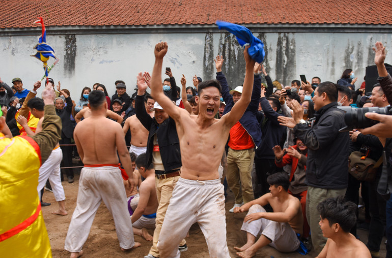 Niềm vui của thành viên đội xanh khi đưa bóng thành công vào hố trong sự hò reo phấn khích của khán giả. Niềm vui của thành viên đội xanh khi đưa bóng thành công vào hố trong sự hò reo phấn khích của khán giả.
