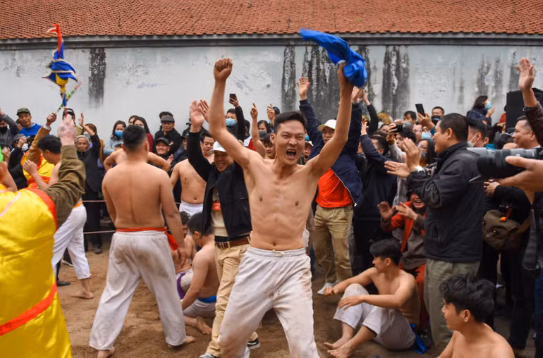 Niềm vui của thành viên đội xanh khi đưa bóng thành công vào hố trong sự hò reo phấn khích của khán giả. Niềm vui của thành viên đội xanh khi đưa bóng thành công vào hố trong sự hò reo phấn khích của khán giả.