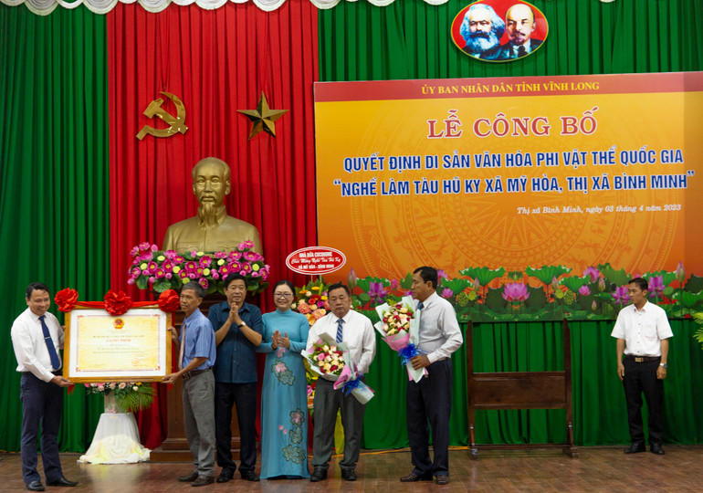 Trao Quyết định của Bộ Văn hóa, Thể thao và Du lịch Di sản văn hóa phi vật thể quốc gia “Nghề làm tàu hũ ky xã Mỹ Hòa, thị xã Bình Minh”. (Ảnh: BÁ DŨNG) Trao Quyết định của Bộ Văn hóa, Thể thao và Du lịch Di sản văn hóa phi vật thể quốc gia “Nghề làm tàu hũ ky xã Mỹ Hòa, thị xã Bình Minh”. (Ảnh: BÁ DŨNG)