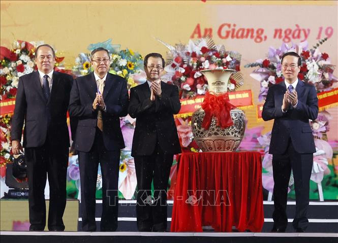 Chủ tịch nước Võ Văn Thưởng trao quà của của Tổng Bí thư Nguyễn Phú Trọng gửi tặng Đảng bộ, chính quyền và nhân dân tỉnh An Giang. (Ảnh: TTXVN)