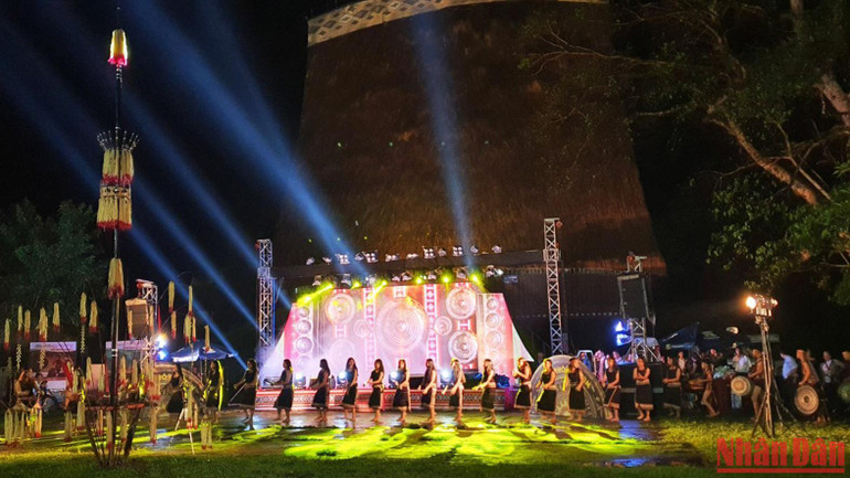 Các nghệ nhân trình diễn cồng chiêng, xoang tại chương trình.