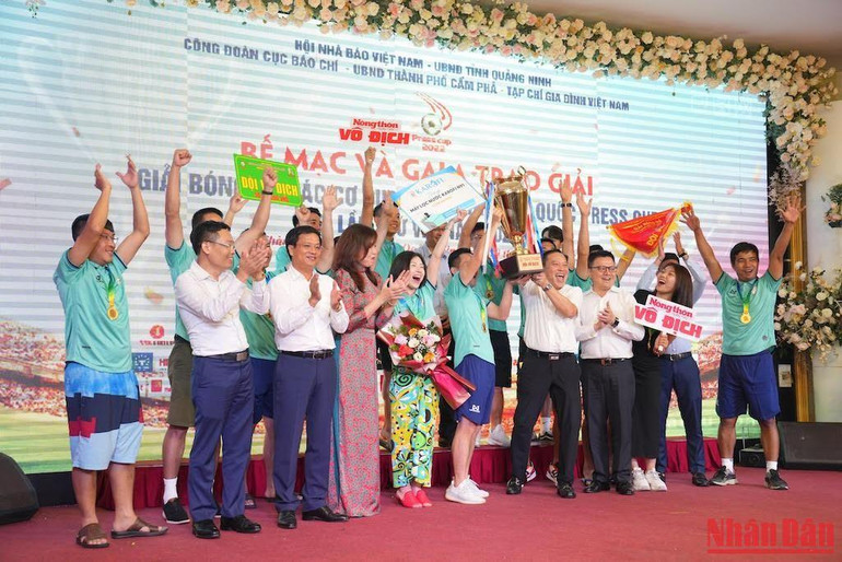 Đồng chí Lê Quốc Minh trao Cup vô địch cho đội Báo Nông thôn ngày nay.