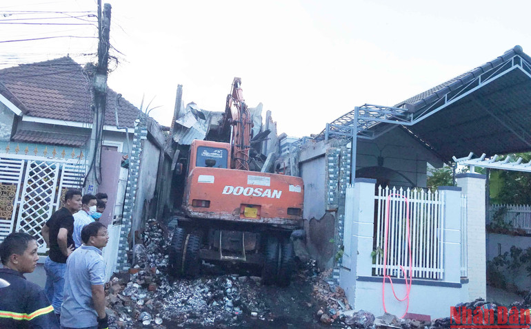 Căn nhà đang được tháo dỡ từng phần để tìm kiếm nạn nhân. Căn nhà đang được tháo dỡ từng phần để tìm kiếm nạn nhân.