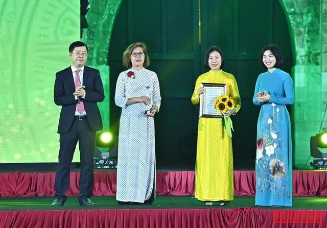 Thứ trưởng Thông tin Truyền thông Nguyễn Thanh Lâm và Phó Chủ tịch thường trực Hội đồng nhân dân Nguyễn Thị Hồng Hà trao giải B cho các tác giả. (Ảnh: DUY LINH)