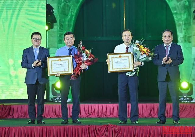 Tổng Biên tập báo Nhân Dân, Chủ tịch Hội Nhà báo Việt Nam Lê Quốc Minh và Phó Bí thư Thành ủy trao tặng bằng khen cho các cơ quan báo chí có đóng góp nhiều tác phẩm chất lượng cao cho Giải báo chí. (Ảnh: DUY LINH)