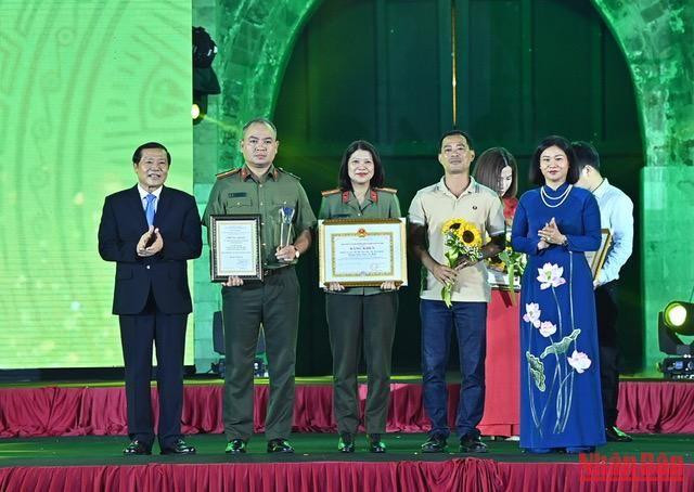 Phó Trưởng Ban thường trực Ban Tuyên giáo Trung ương Lại Xuân Môn và Phó Bí thư thường trực Thành ủy Nguyễn Thị Tuyến trao giải A cho các tác giả. (Ảnh: DUY LINH)