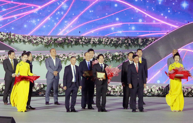 Lãnh đạo tỉnh Lâm Đồng tri ân các nhà tài trợ.