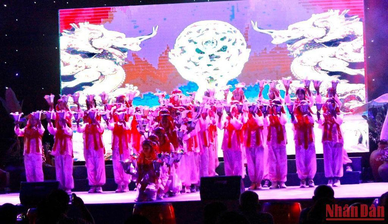 Hai tiết mục “Múa hát sắc bùa” và “Thiên hạ thái bình” đã trở thành điểm nhấn trong đêm khai hội “Hương xưa làng cổ”.