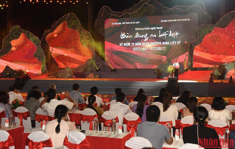 Thủ tướng Phạm Minh Chính dự Chương trình nghệ thuật “Bản hùng ca bất diệt”. (Ảnh: TRẦN HẢI)