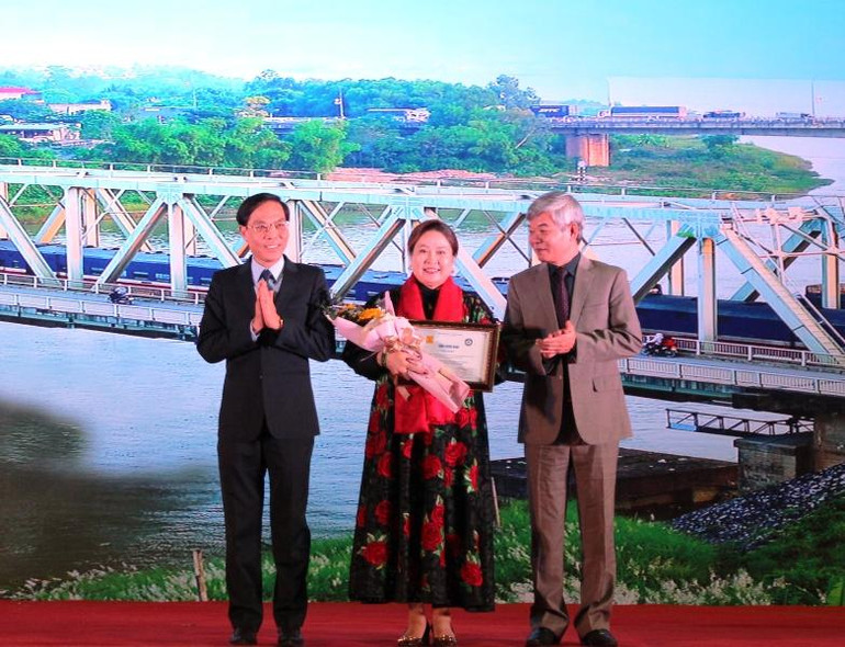 Lãnh đạo tỉnh Thanh Hóa trao giải cho tác giả ở Hà Nội có bộ ảnh “Múa Xuân Phả - Một Di sản Văn hóa quý của xứ Thanh” đoạt giải nhất.