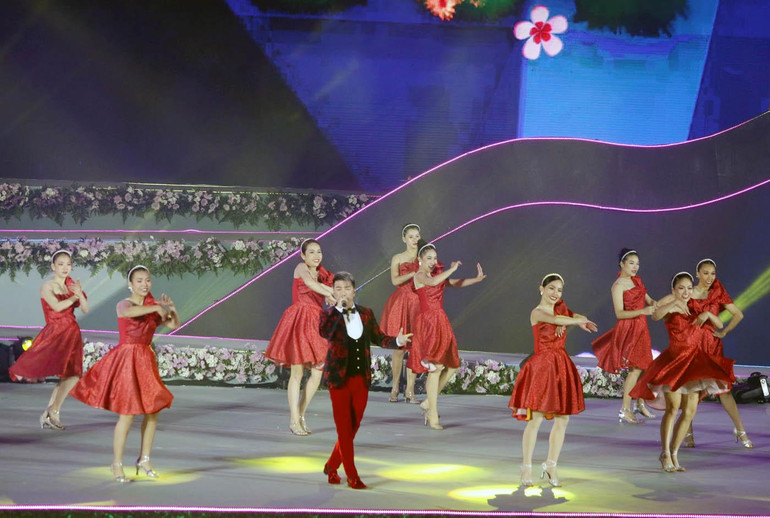 Đêm khai mạc có sự góp mặt của nhiều ca sĩ nổi tiếng.