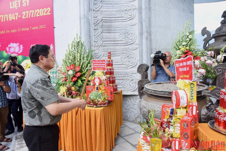 Thủ tướng Phạm Minh Chính dâng hương tưởng niệm các Anh hùng, liệt sĩ tại Nghĩa trang liệt sĩ quốc tế Việt-Lào. (Ảnh: TRẦN HẢI)