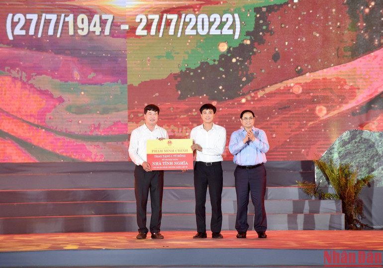 Thủ tướng Phạm Minh Chính đã trao tặng 20 căn nhà tình nghĩa cho các gia đình chính sách huyện Anh Sơn. (Ảnh: TRẦN HẢI)