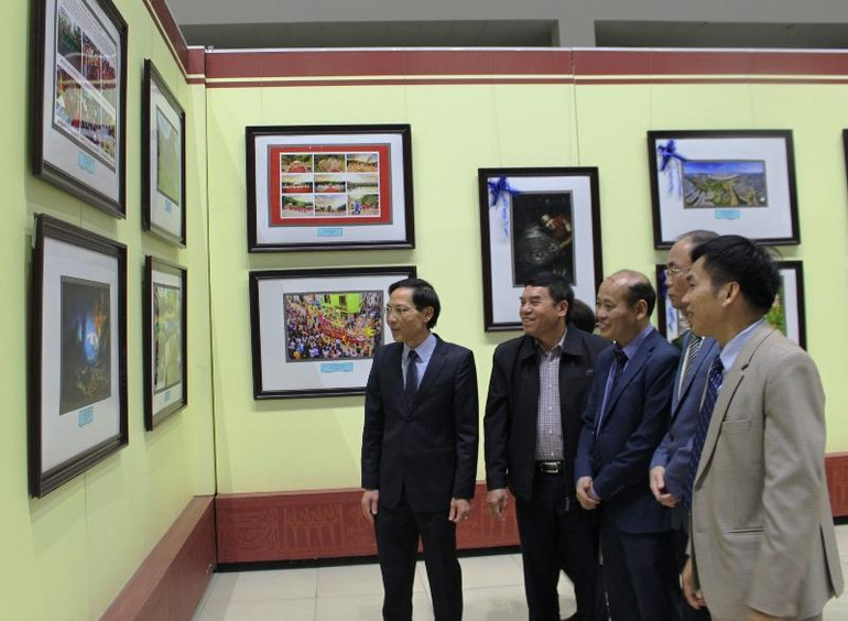 Các đại biểu tham quan triển lãm ảnh nghệ thuật.