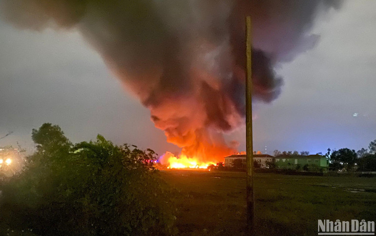 Ngọn lửa bùng phát mạnh.