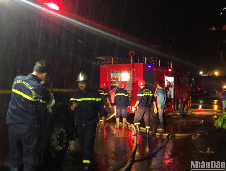 Hàng trăm cán bộ, chiến sĩ đang nỗ lực khống chế ngọn lửa.