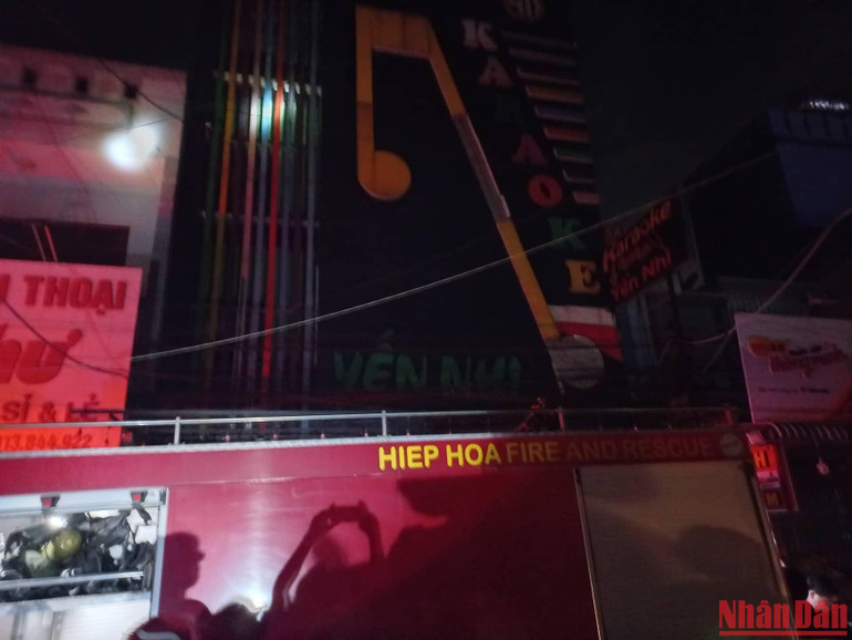 Khu vực bên ngoài quán karaoke bị cháy.