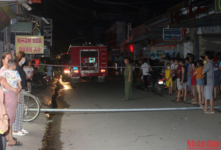 Lực lượng chức năng phong tỏa đường trước quán karaoke Yến Nhi.