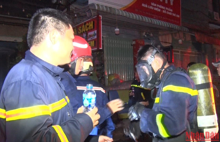 Lực lượng công an trang bị bảo hộ an toàn để vào bên trong quán tìm kiếm nạn nhân.