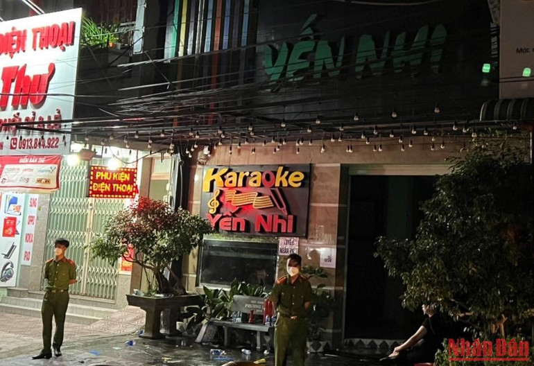 Khu vực bên ngoài quán karaoke Yến Nhi.