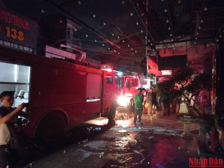 Lực lượng chức năng đến hiện trường chữa cháy.