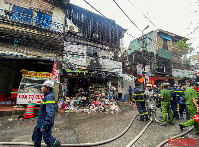 Đội Cảnh sát Phòng cháy chữa cháy và cứu hộ cứu nạn - Công an quận Đống Đa đã điều động 2 xe chữa cháy đến nơi triển khai chữa cháy, thoát khói và tìm kiếm người bị nạn, kịp thời dập tắt đám cháy. (Ảnh: THÀNH ĐẠT)
