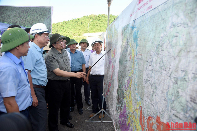Thủ tướng Phạm Minh Chính và đoàn công tác khảo sát Dự án hồ thuỷ lợi Bản Mồng, xã Yên Hợp, huyện Quỳ Hợp - công trình thủy nông lớn nhất Nghệ An với sức chứa 225 triệu m3 nước. (Ảnh: TRẦN HẢI)