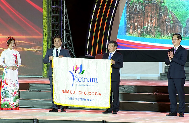 Tỉnh Quảng Nam chuyển giao cờ đăng cai tổ chức Năm Du lịch quốc gia 2023 cho tỉnh Bình Thuận.