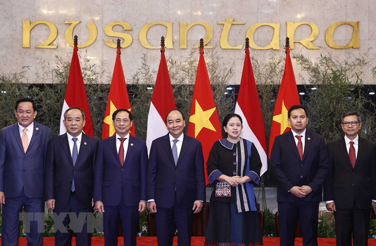 Chủ tịch nước Nguyễn Xuân Phúc cùng Chủ tịch Hội đồng Đại biểu nhân dân Indonesia Puan Maharani và các đại biểu. (Ảnh: Thống Nhất/TTXVN)